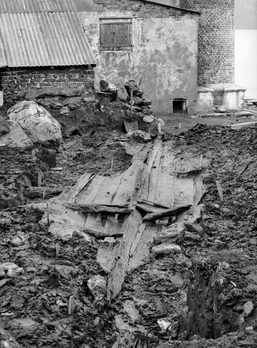 A grave, a factory and ghost – the story of Helle’s “the Lady in Black”